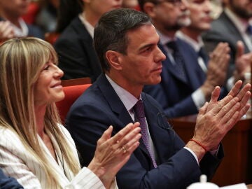 BEIJING (China), 13/04/2026.- Spanish Prime Minister Pedro Sanchez (R), and his wife Begona Gomez, attend a speech at Tsinghua University, in Beijing, China, 13 April 2026. Sanchez is on an official visit to China until 15 April 2026. (Espa&ntilde;a) EFE/EPA/ANDRES MARTINEZ CASARES / POOL 