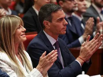 Spanish Prime Minister Pedro Sanchez visits China BEIJING (China), 13/04/2026.- Spanish Prime Minister Pedro Sanchez (R), and his wife Begona Gomez, attend a speech at Tsinghua University, in Beijing, China, 13 April 2026. Sanchez is on an official visit to China until 15 April 2026. (España) EFE/EPA/ANDRES MARTINEZ CASARES / POOL