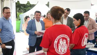 El consejero de la Presidencia, Luis Miguel González Gago, conversa con un grupo de voluntarios en el Festival ‘Coodefest Castilla y León Solidaria’ El consejero de la Presidencia, Luis Miguel González Gago, conversa con un grupo de voluntarios en el Festival ‘Coodefest Castilla y León Solidaria’