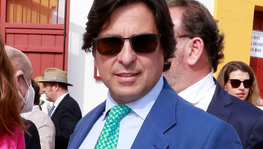 Francisco Rivera, saludo y sonrisa a los rumores de relación entre su hija Tana y el torero Roca Rey
