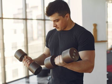 Entrenador personal aconseja qu&eacute; ejercicios de b&iacute;ceps realizar y c&oacute;mo para subir volumen de brazos