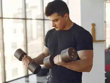 Jack Hanrahan, entrenador: “Con dos ejercicios de bíceps bien hechos basta para subir volumen de brazos” Entrenador personal aconseja qué ejercicios de bíceps realizar y cómo para subir volumen de brazos