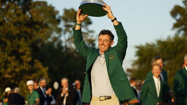 AUGUSTA (United States), 12/04/2026.- 2026 Masters tournament champion Rory McIlroy of Northern Ireland holds up the trophy while wearing the Green Jacket after winning the final round of the 2026 Masters tournament in Augusta, Georgia, USA, 12 April 2026. (Irlanda) EFE/EPA/CHRIS TORRES