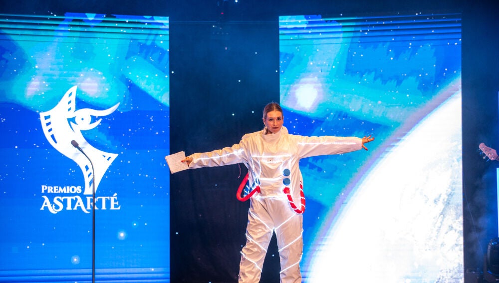 Eva Soriano comenzó la gala de los Premios Astarté vestida de astronauta