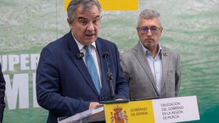 MUR02. MURCIA, 14/04/2026.- El consejero de Medio Ambiente, Universidades, Investigaci&oacute;n y Mar Menor del Gobierno de Murcia, Juan Mar&iacute;a V&aacute;zquez, durante la rueda de prensa que ha ofrecido tras la reuni&oacute;n de la Comisi&oacute;n Interadministrativa para el Mar Menor este martes en la Delegaci&oacute;n del Gobierno de Murcia. EFE/Marcial Guill&eacute;n 