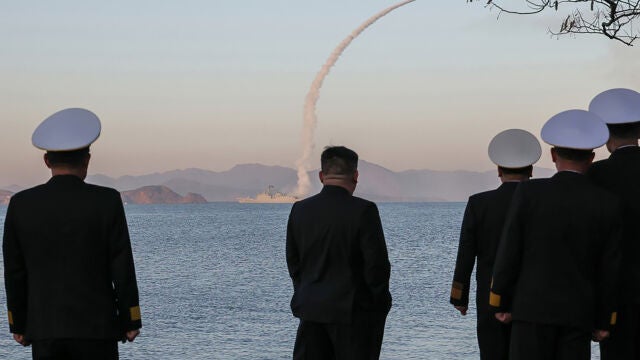 AME3218. PIONYANG (COREA DEL NORTE), 14/04/2026.- Fotograf&iacute;a cedida por la agencia estatal KCNA que muestra al l&iacute;der norcoreano, Kim Jong-un (c), durante una prueba de misiles. Kim Jong-un supervis&oacute; una nueva prueba de misiles, apenas un mes despu&eacute;s de un ensayo similar en marzo y tras varias pruebas realizadas la semana pasada, en medio de tensiones intercoreanas. EFE/ KCNA/ SOLO USO EDITORIAL/NO VENTAS/SOLO DISPONIBLE PARA ILUSTRAR LA NOTICIA QUE ACOMPA&Ntilde;A (CR&Eacute;DITO OBLIGATORIO) 