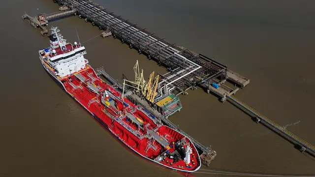 Oil price tops 100 USD a barrel as US blockade of the Strait of Hormuz begins GRAYS (United Kingdom), 14/04/2026.- An image made with a drone shows oil gas and fuel storage units at the Navigator Terminal in Grays, Britain, 14 April 2026. Oil prices have risen above 100 US dollars a barrel again as the US Navy begins a blockade of the Strait of Hormuz following the collapse of ceasefire negotiations between Iran and the United States. Meanwhile, leasing of electric vehicles has surged across Europe amid rising petrol prices linked to the Iran war. (Reino Unido, Estados...