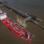 Oil price tops 100 USD a barrel as US blockade of the Strait of Hormuz begins