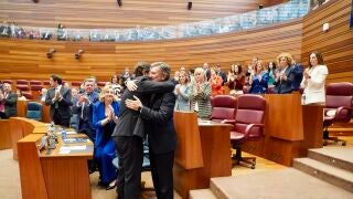 Francisco V&aacute;zquez recibe el abrazo de Ma&ntilde;ueco momentos antes de tomar posesi&oacute;n como presidente de las Cortes de Castilla y Le&oacute;n