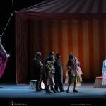 El Teatro Real se transforma en circo para recibir la &oacute;pera 'La novia vendida' entre risas y aplausos