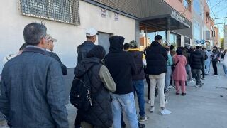 Personas guardan cola a las puertas del Consulado de Marruecos en Almer&iacute;a.EUROPA PRESS14/04/2026