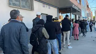 Personas guardan cola a las puertas del Consulado de Marruecos en Almería Personas guardan cola a las puertas del Consulado de Marruecos en Almería.EUROPA PRESS14/04/2026