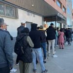 Personas guardan cola a las puertas del Consulado de Marruecos en Almer&iacute;a