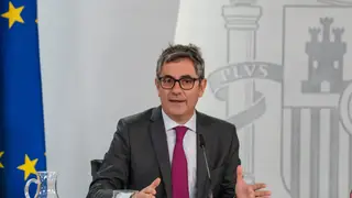 El Consejo de Ministros aprueba la regularización de migrantes El ministro de la Presidencia, Justicia y Relaciones con las Cortes, Félix Bolaños, durante la rueda de prensa tras el consejo de Ministros, a 14 de abril de 2026, en Madrid (España). El Consejo de Ministros ha aprobado un real decreto que reforma el Reglamento de Extranjería para poner en marcha una regularización extraordinaria de, al menos, medio millón de migrantes que ya viven en España, basada en la ILP Regularización Ya y avalada por el Consejo de Estado en su informe.14 ABRIL 2026...