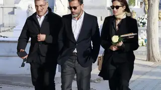 Sara Carbonero, su emotivo reencuentro con su padre en el entierro de su madre, Goyi Arévalo Sara Carbonero, su emotivo reencuentro con su padre en el entierro de su madre, Goyi Arévalo