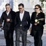 Sara Carbonero, su emotivo reencuentro con su padre en el entierro de su madre, Goyi Ar&eacute;valo