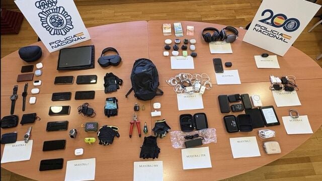 Art&iacute;culos tecnol&oacute;gicos incautados a un hombre que durante a&ntilde;os rob&oacute; en las taquillas de gimnasios de MadridREMITIDA / HANDOUT por POLIC&Iacute;A NACIONALFotograf&iacute;a remitida a medios de comunicaci&oacute;n exclusivamente para ilustrar la noticia a la que hace referencia la imagen, y citando la procedencia de la imagen en la firma15/04/2026