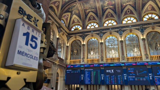 GRAF1527. MADRID, 15/04/2026.- La Bolsa espa&ntilde;ola ha abierto este mi&eacute;rcoles pr&aacute;cticamente plana, con una m&iacute;nima subida del 0,02 %, mientras los inversores esperan que Estados Unidos (EE.UU.) e Ir&aacute;n retomen pronto las negociaciones de paz, aunque el estrecho de Ormuz sigue bloqueado. En el inicio de la sesi&oacute;n, el IBEX 35, el principal &iacute;ndice del mercado, alcanza los 18.292,6 puntos tras ganar ese 0,02 %. Las ganancias en lo que va de a&ntilde;o son del 5,68 %.EFE/ Vega Alonso 