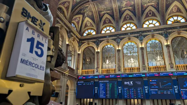 La Bolsa española sube un mínimo 0,02 % a la espera de nuevas negociaciones GRAF1527. MADRID, 15/04/2026.- La Bolsa española ha abierto este miércoles prácticamente plana, con una mínima subida del 0,02 %, mientras los inversores esperan que Estados Unidos (EE.UU.) e Irán retomen pronto las negociaciones de paz, aunque el estrecho de Ormuz sigue bloqueado. En el inicio de la sesión, el IBEX 35, el principal índice del mercado, alcanza los 18.292,6 puntos tras ganar ese 0,02 %. Las ganancias en lo que va de año son del 5,68 %.EFE/ Vega Alonso