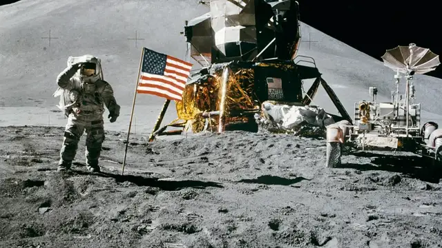 La bandera plantada durante la misión del Apolo XV. NASA