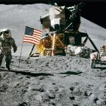 La bandera plantada durante la misi&oacute;n del Apolo XV. 