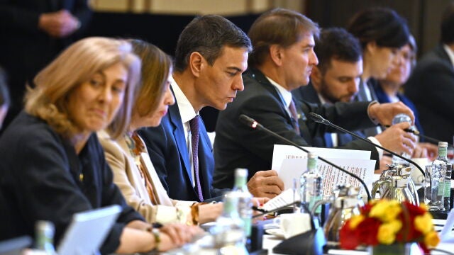 Beijing (China), 15/04/2026.- Spanish Prime Minister Pedro Sanchez (C) attends a meeting in Beijing, China, 15 April 2026. Sanchez encouraged Spanish and Chinese companies to forge stronger alliances that would serve as a model of industrial and technological cooperation, not merely an exchange of goods. (Espa&ntilde;a) EFE/EPA/Borja Puig de la Bellacasa / POOL