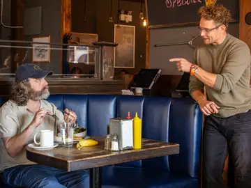 Las interacciones entre nuestro protagonista y su antagonista, Carl Bardolph, son oro puro... y tenedores Las interacciones entre nuestro protagonista y su antagonista, Carl Bardolph, son oro puro... y tenedores