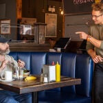 Las interacciones entre nuestro protagonista y su antagonista, Carl Bardolph, son oro puro... y tenedores