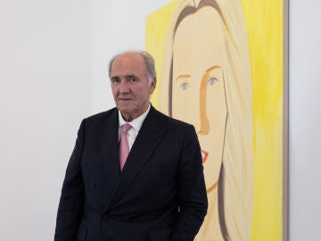 Pablo &Aacute;lvarez delante de una de las obras expuestas 