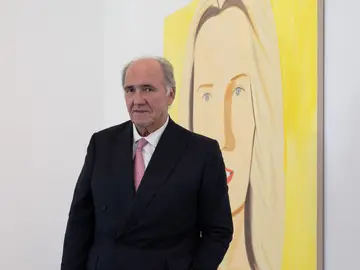 Pablo Álvarez delante de una de las obras expuestas Pablo Álvarez delante de una de las obras expuestas