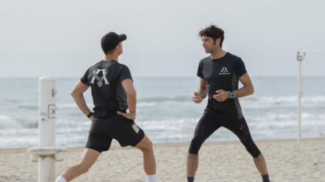 El doctor Aldo Martínez entrena a Cayetano Rivera en la playa El doctor Aldo Martínez entrena a Cayetano Rivera en la playa