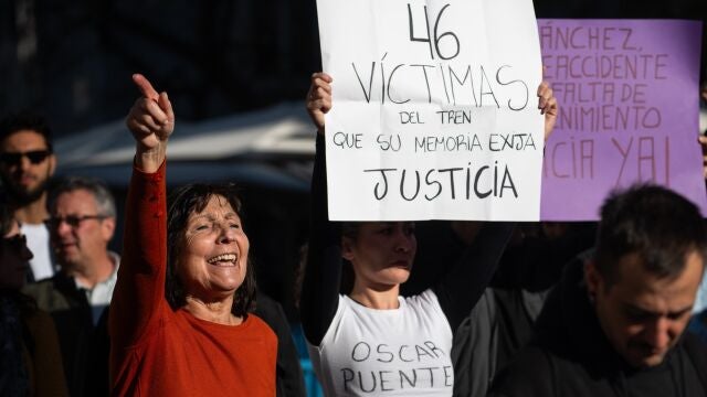 Manifestantes durante la concentraci&oacute;n convocada por la Asociaci&oacute;n V&iacute;ctimas Descarrilamiento Adamuz frente al Congreso, a 15 de abril de 2025, en Madrid (Espa&ntilde;a). A la protesta se sumar&aacute;n v&iacute;ctimas de otros accidentes ferroviarios graves, como Angrois y Bej&iacute;s. Piden que se conozca toda la verdad, que haya responsabilidades y que se atienda a las v&iacute;ctimas con dignidad. 15 ABRIL 2026 Fernando S&aacute;nchez / Europa Press 15/04/2026