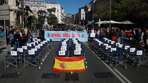 Víctimas de Adamuz se concentran frente al Congreso con 47 sillas y gritos  contra Puente: "Que se pongan las pilas"