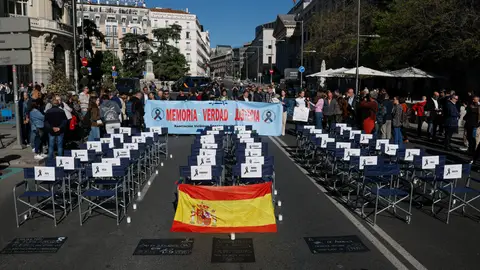 Víctimas de Adamuz se concentran frente al Congreso con 47 sillas y gritos contra Puente: "Que se pongan las pilas"