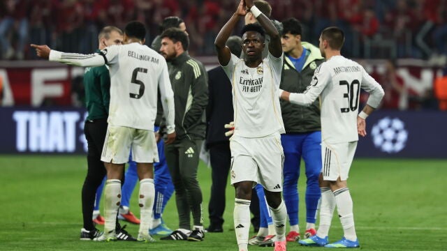 MUNICH (Germany), 15/04/2026.- Vinicius Junior of Real Madrid greet their supporters after losing the UEFA Champions League quarter-finals, 2nd leg match FC Bayern Munich against Real Madrid, in Munich, Germany, 15 April 2026. (Liga de Campeones, Alemania) EFE/EPA/RONALD WITTEK 
