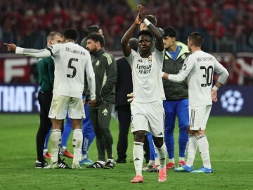 MUNICH (Germany), 15/04/2026.- Vinicius Junior of Real Madrid greet their supporters after losing the UEFA Champions League quarter-finals, 2nd leg match FC Bayern Munich against Real Madrid, in Munich, Germany, 15 April 2026. (Liga de Campeones, Alemania) EFE/EPA/RONALD WITTEK 