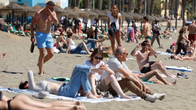 FOTODELD&Iacute;A M&Aacute;LAGA, 15/04/2026.- Varias personas toman el sol en la playa de la Malagueta en M&aacute;laga, este mi&eacute;rcoles. EFE/ Jorge Zapata