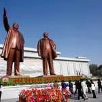 Norcoreanos rinden homenaje a Kim Il Sung y Kim Jong Il, abuelo y padre de Kim Jong Un