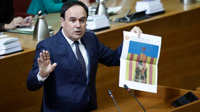 VALENCIA, 15/04/2026.- El president de la Generalitat, Juanfran P&eacute;rez Llorca, durante su quinta sesi&oacute;n de control parlamentario en el pleno de Les Corts Valencianes, en la que responde a preguntas de la oposici&oacute;n relacionadas con su gesti&oacute;n y a una pregunta de Vox sobre el impacto econ&oacute;mico de la inmigraci&oacute;n. EFE/Biel Ali&ntilde;o 