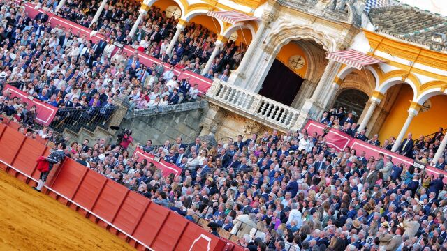 Sevilla rompe a lo grande con el peso de las figuras