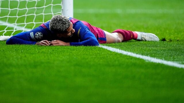 Ronald Araujo of FC Barcelona laments during the UEFA Champions League 2025/26 Quarter-Final Second Leg match between Atletico de Madrid and FC Barcelona at Riyadh Air Metropolitano on April 14, 2026, in Madrid, Spain. AFP7 14/04/2026 ONLY FOR USE IN SPAIN
