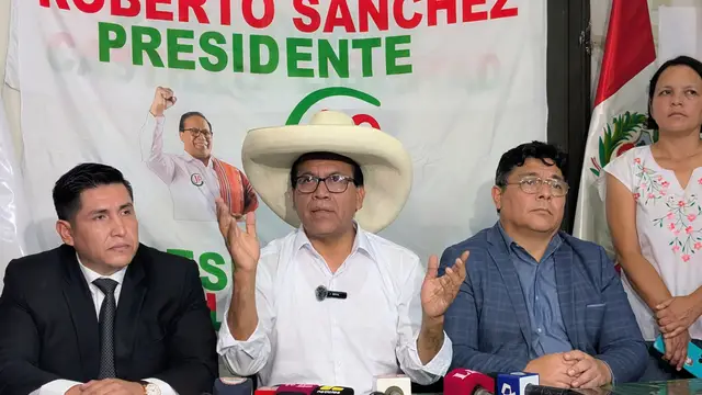 El candidato Roberto Sánchez rechaza fraude y pide respeto al voto del "Perú profundo" AME3434. LIMA (PERÚ), 14/04/2026.-El candidato a la presidencia de Perú del partido Juntos por el Perú, Roberto Sánchez (c), habla durante una rueda de prensa este martes, en Lima (Perú). Sánchez rechazó la acusación de que está preparando un "anforazo" (fraude electoral) en las elecciones generales de Perú, y, en su lugar, pidió respeto al voto popular del "Perú profundo" que, según sus cálculos, lo coloca en una segunda vuelta con la postulante derechista Keiko Fujimori. EFE/ Fernando Gimeno