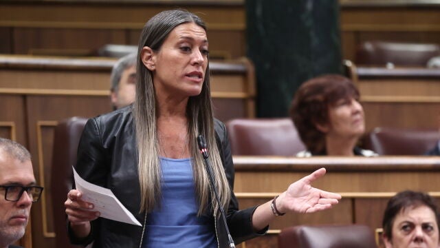 La portavoz de Junts en el Congreso, Miriam Nogueras, durante un pleno en el Congreso de los Diputados, a 15 de abril de 2026, en Madrid (Espa&ntilde;a). Pleno de control al Gobierno con preguntas e interpelaciones de la oposici&oacute;n centradas en corrupci&oacute;n, gesti&oacute;n de la crisis en Oriente Medio y pol&iacute;tica econ&oacute;mica. El orden del d&iacute;a incluye adem&aacute;s el debate y votaci&oacute;n de dict&aacute;menes de la Comisi&oacute;n de Asuntos Exteriores sobre convenios internacionales firmados recientemente por Espa&ntilde;a. 15 ABRIL 2026 E...