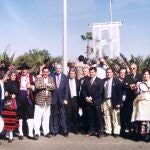 Ram&oacute;n Escobar y Juan Santana Quintana ante el Acueducto instalado en Maspalomas