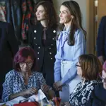 Ayuso junto a los Reyes.