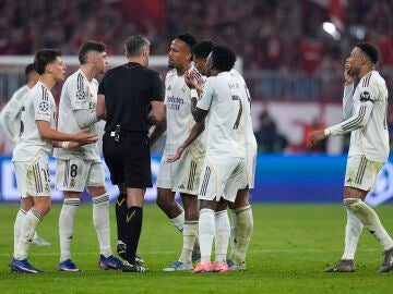 Players of Real Madrid protest the red card to Eduardo Camavinga during the UEFA Champions League 2025/26 Quarter-Final Second Leg match between FC Bayern M&uuml;nchen and Real Madrid CF at Allianz Arena on April 15, 2026 in Munich, Germany. AFP7 15/04/2026 ONLY FOR USE IN SPAIN