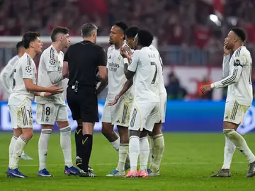 FC Bayern Munich v Real Madrid CF - UEFA Champions League 2025/26 Quarter-Final Second Leg Players of Real Madrid protest the red card to Eduardo Camavinga during the UEFA Champions League 2025/26 Quarter-Final Second Leg match between FC Bayern München and Real Madrid CF at Allianz Arena on April 15, 2026 in Munich, Germany. AFP7 15/04/2026 ONLY FOR USE IN SPAIN