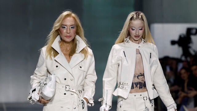 Carmen Lomana y Metrika desfilan en la 080 Barcelona para Dominnico.