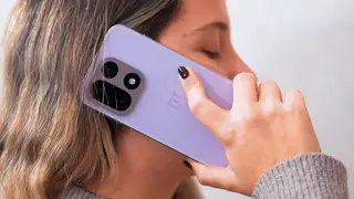 Es un terminal precioso en este color violeta Persona hablando con el OnePlus 15