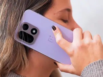 Es un terminal precioso en este color violeta Persona hablando con el OnePlus 15